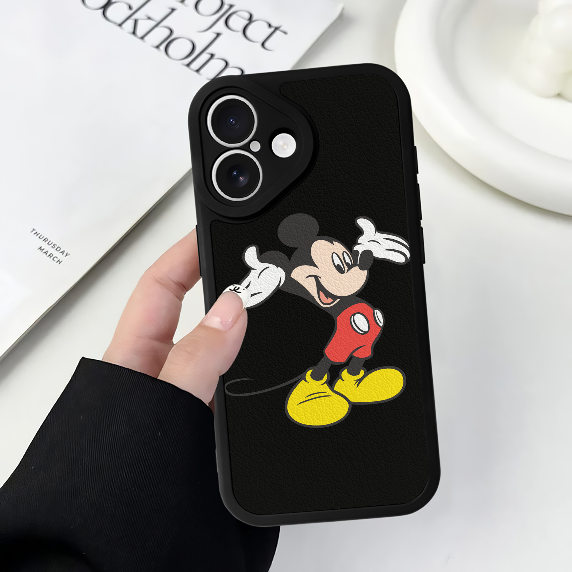 （画像用） ミッキーマウス Mickey Mouse 【iPhone 16シリーズ対応】シリコンスマホケース（レザー調） 材質：シリコン